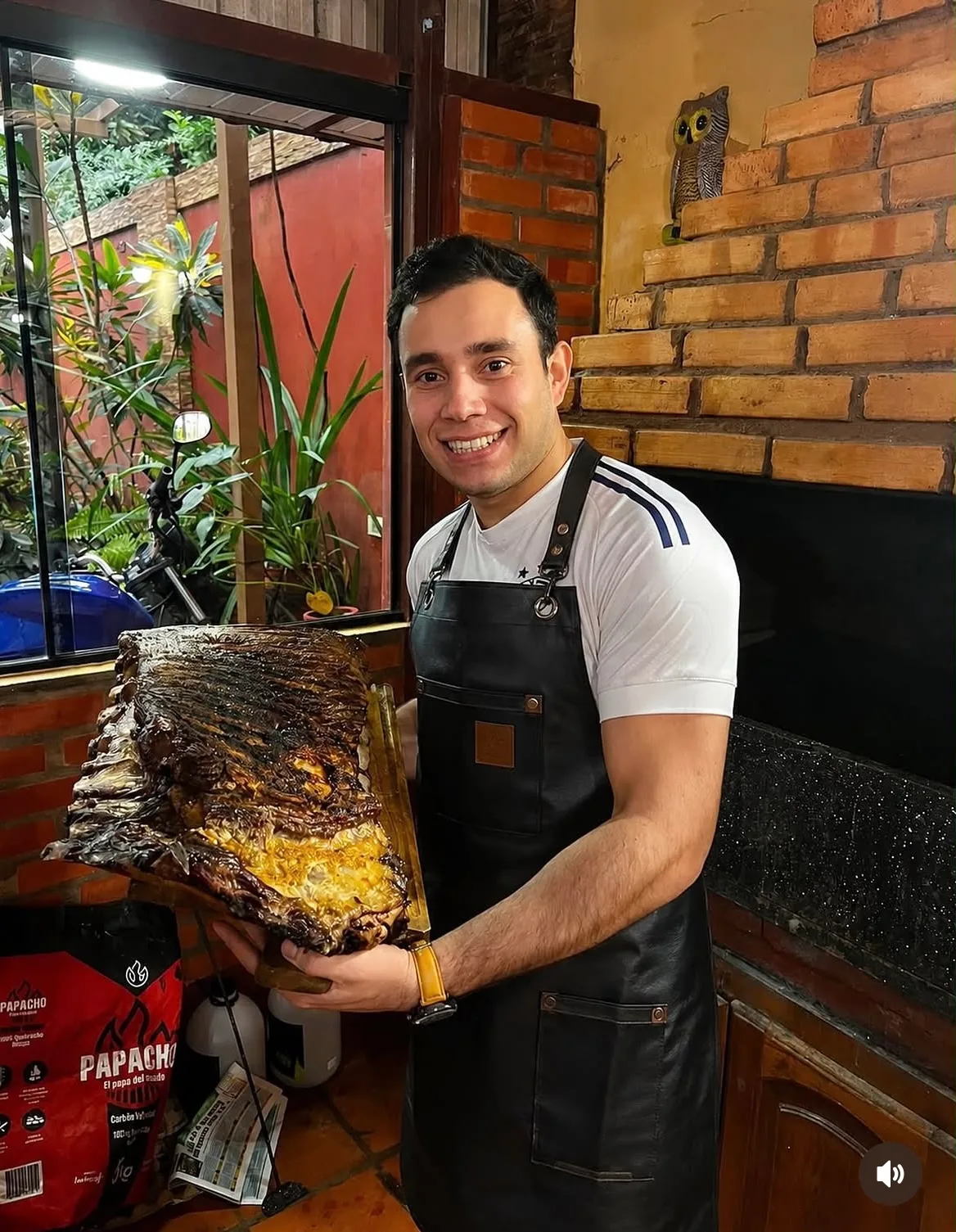 El fuego en buenas manos. Foto de Pablo junto a un costillar asado.